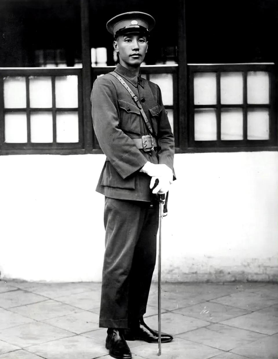 两张老蒋年轻时的照片，一张拍摄于1926年，一张拍摄于1927年。