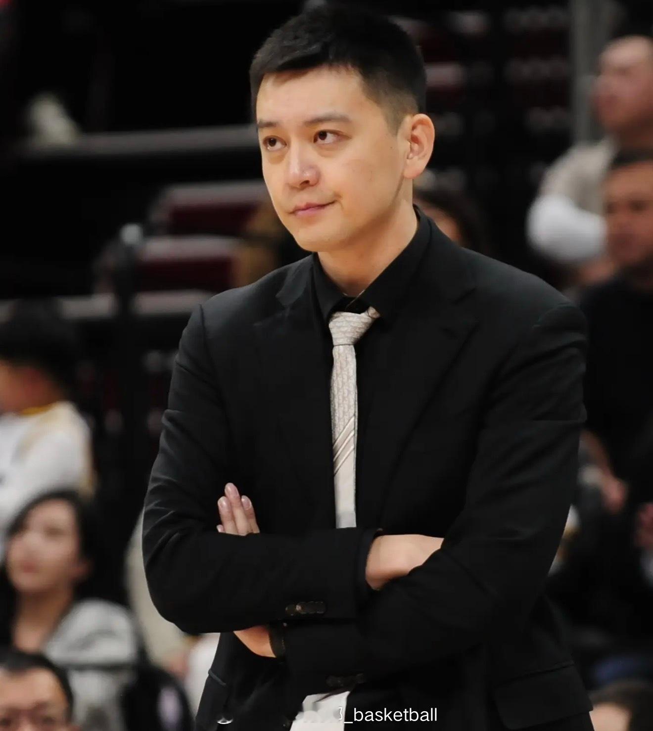 辽宁男篮主教练杨鸣在热身赛赛后接受采访：媒体时代，最近外界的各种质疑和贬低一直在