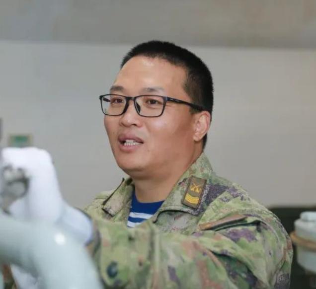 7次首席士官，他把牛劲练成真本事。牛献坤，河南滑县人，中国东部战区海军某部一级军