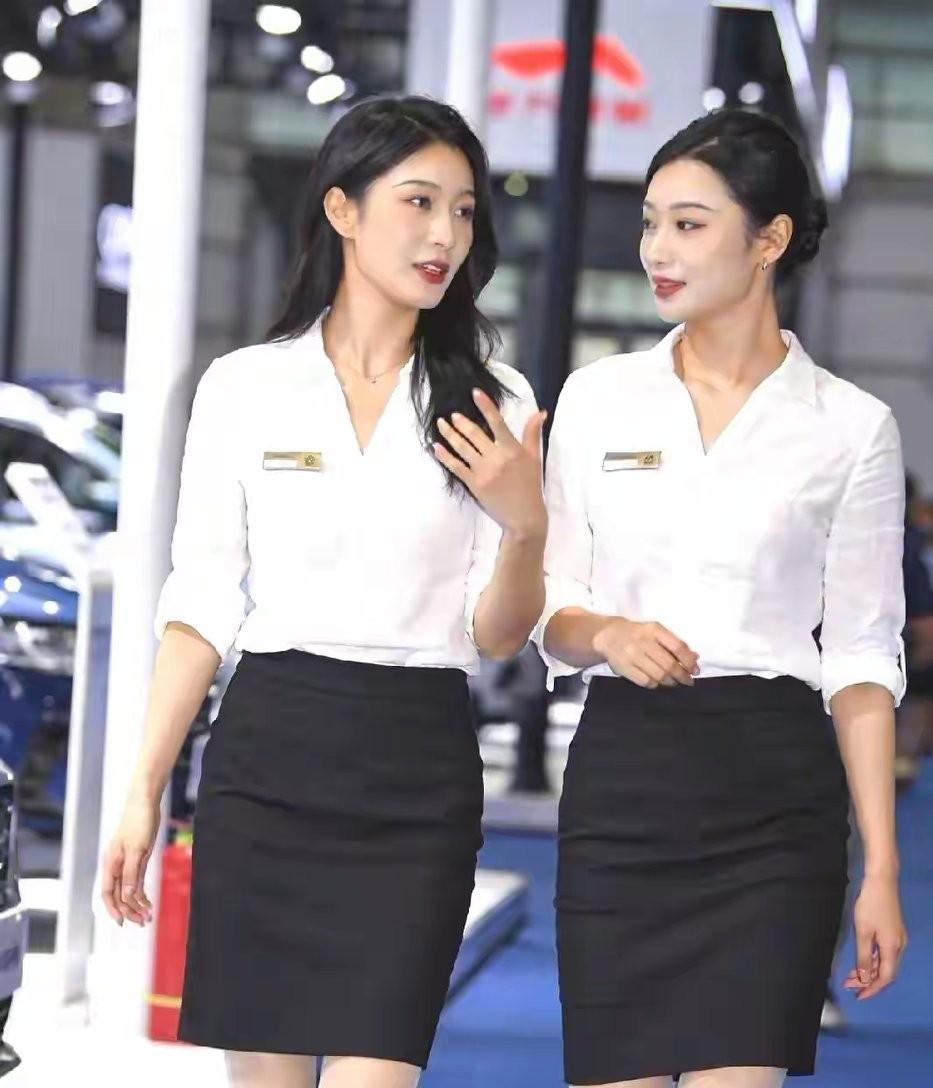 小姐白衬衫配黑短裙这么搭配穿，气场都不一样了，阳光洒脱时尚感拉满，似乎适应各种场