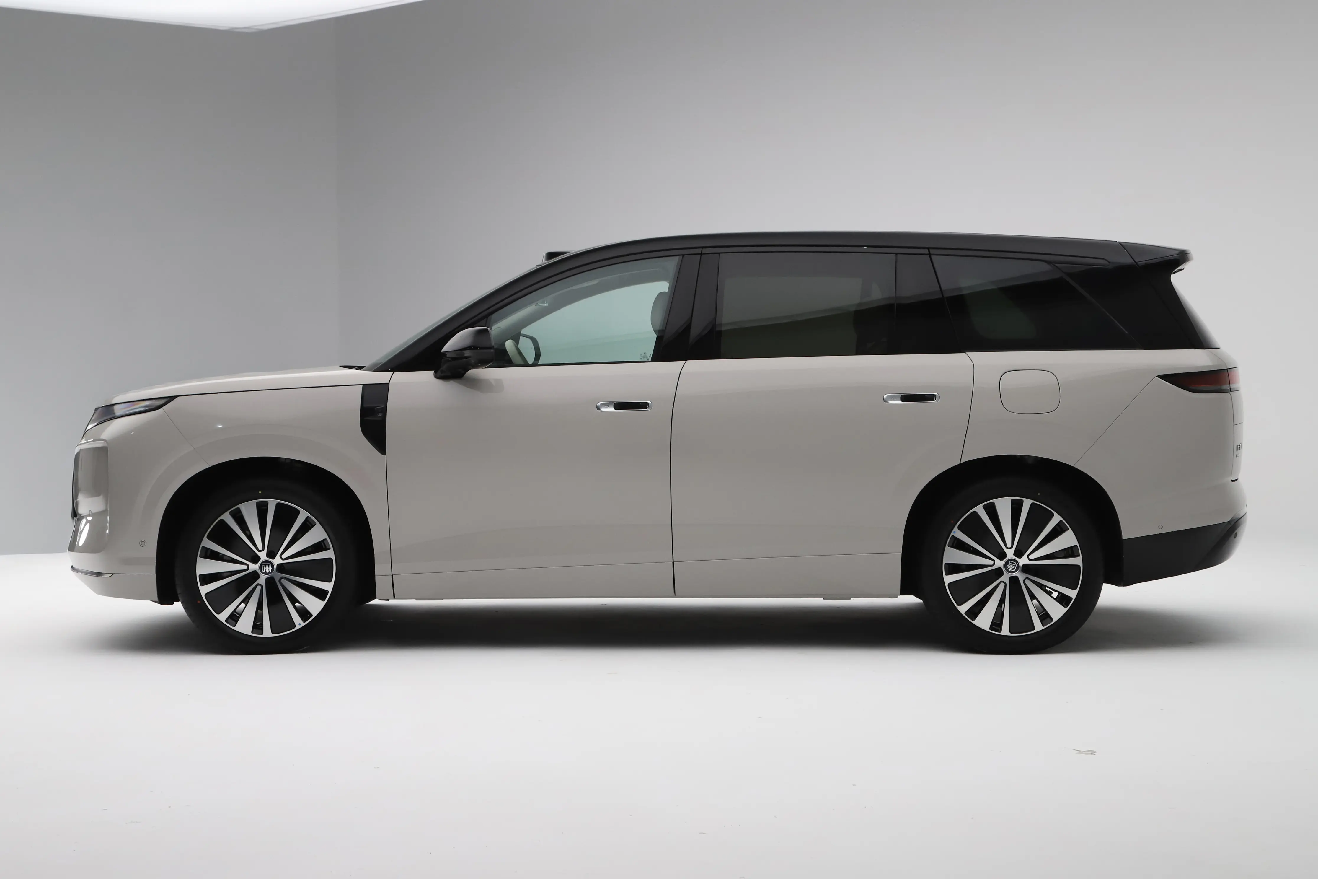 比亚迪为大唐EV和大唐DM砸进了各种黑科技，新款刀片电池、闪充、后轮转向、云辇-