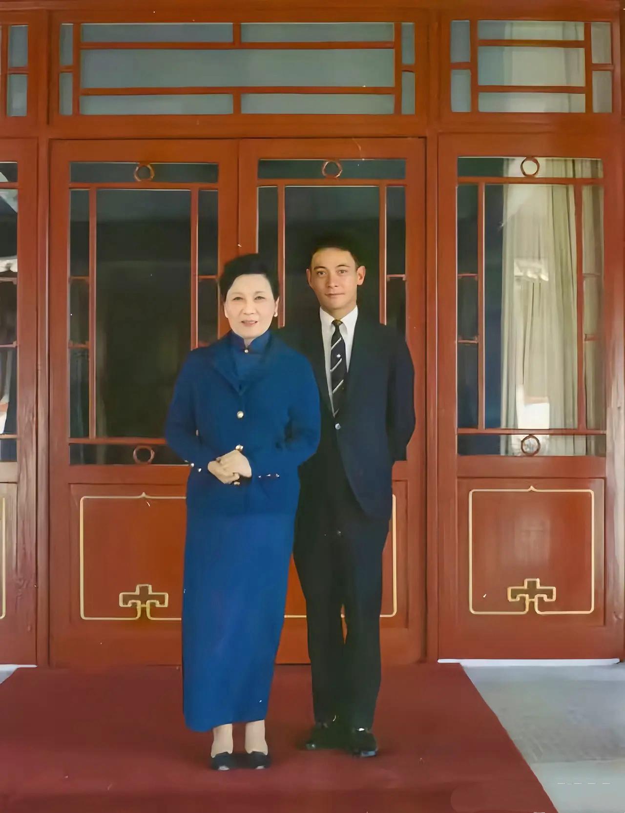 60年代，蒋孝勇与祖母宋美龄的一张合影，镜头中他西装革履，恭敬地站在宋美龄身后，