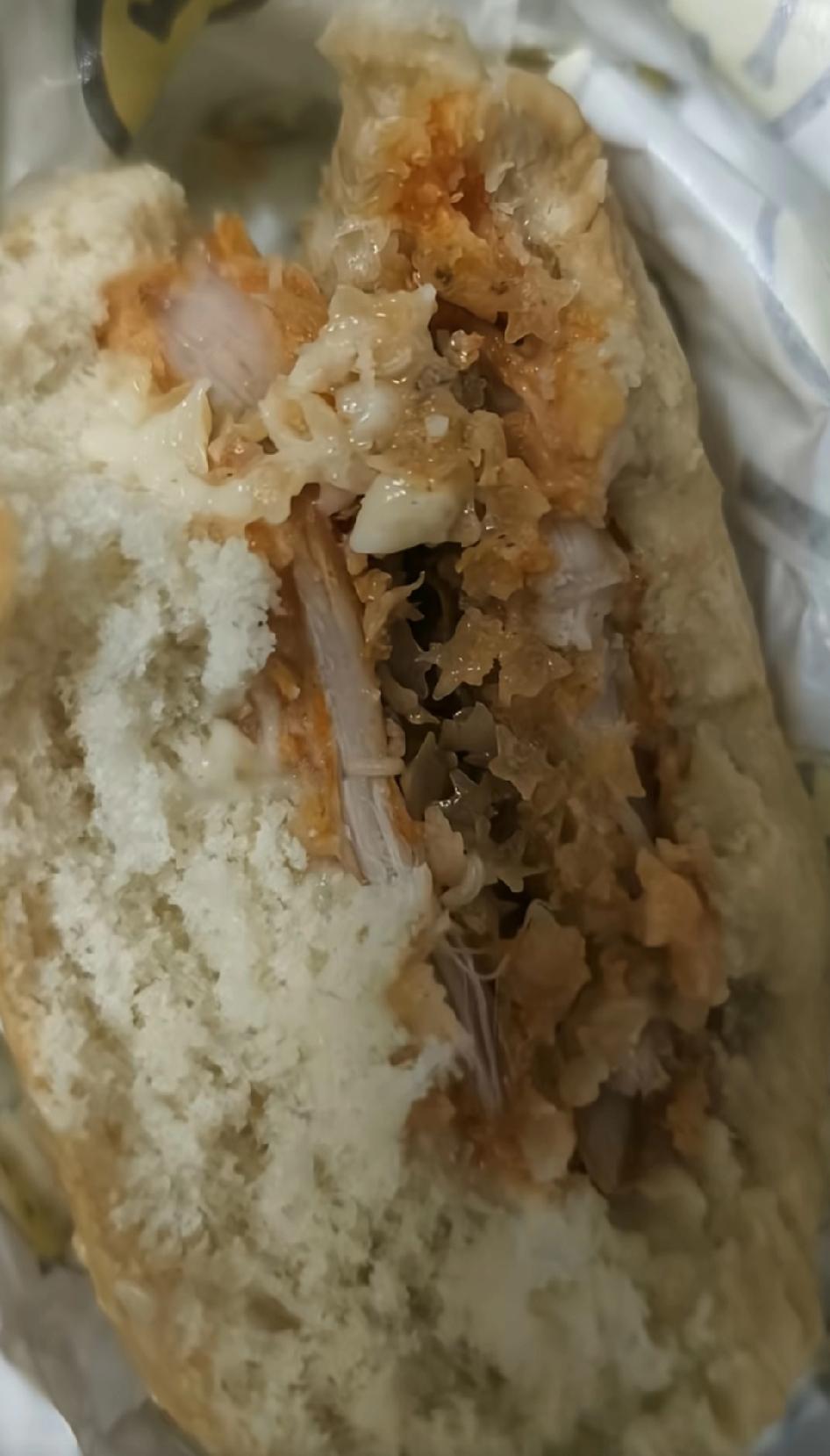 猜测一下，这个虫吧，鸡排要炸，就算有也熟透了，应该是商家番茄酱或者沙拉酱瓶里的