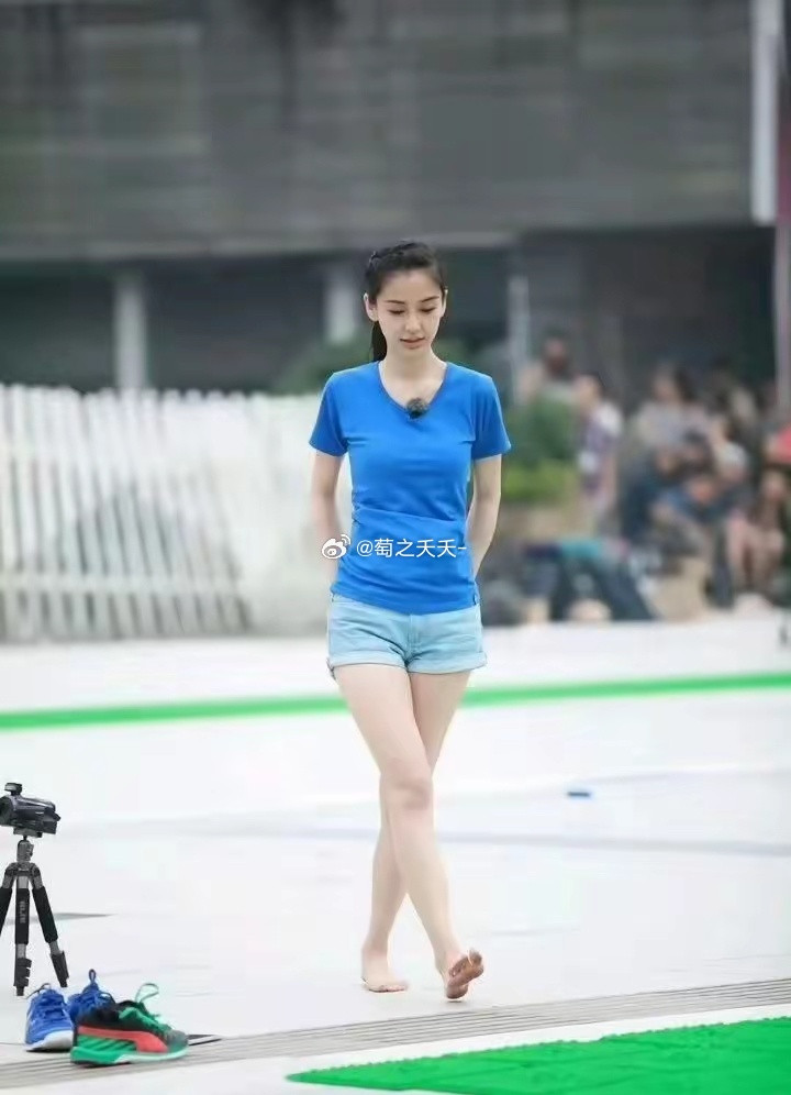 25岁baby初次参加跑男录制元气少女素颜，白到发光