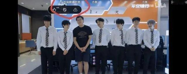 真的要被Bin哥笑死了！最近有网友翻出2022年BLG粉丝日的视频，发现当时有一