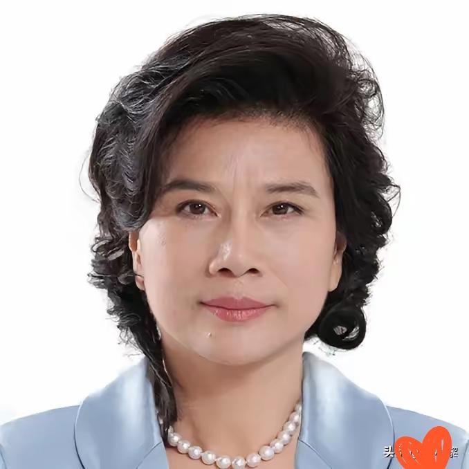 主持人问董明珠:“像你这么有财富有地位的人，亲戚朋友多吗？”董明珠说:“我没有亲