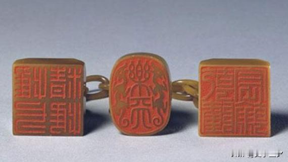 1950年，正在接受改造的溥仪听说中国要出兵援助朝鲜，突然找到看守，撕开自己的棉