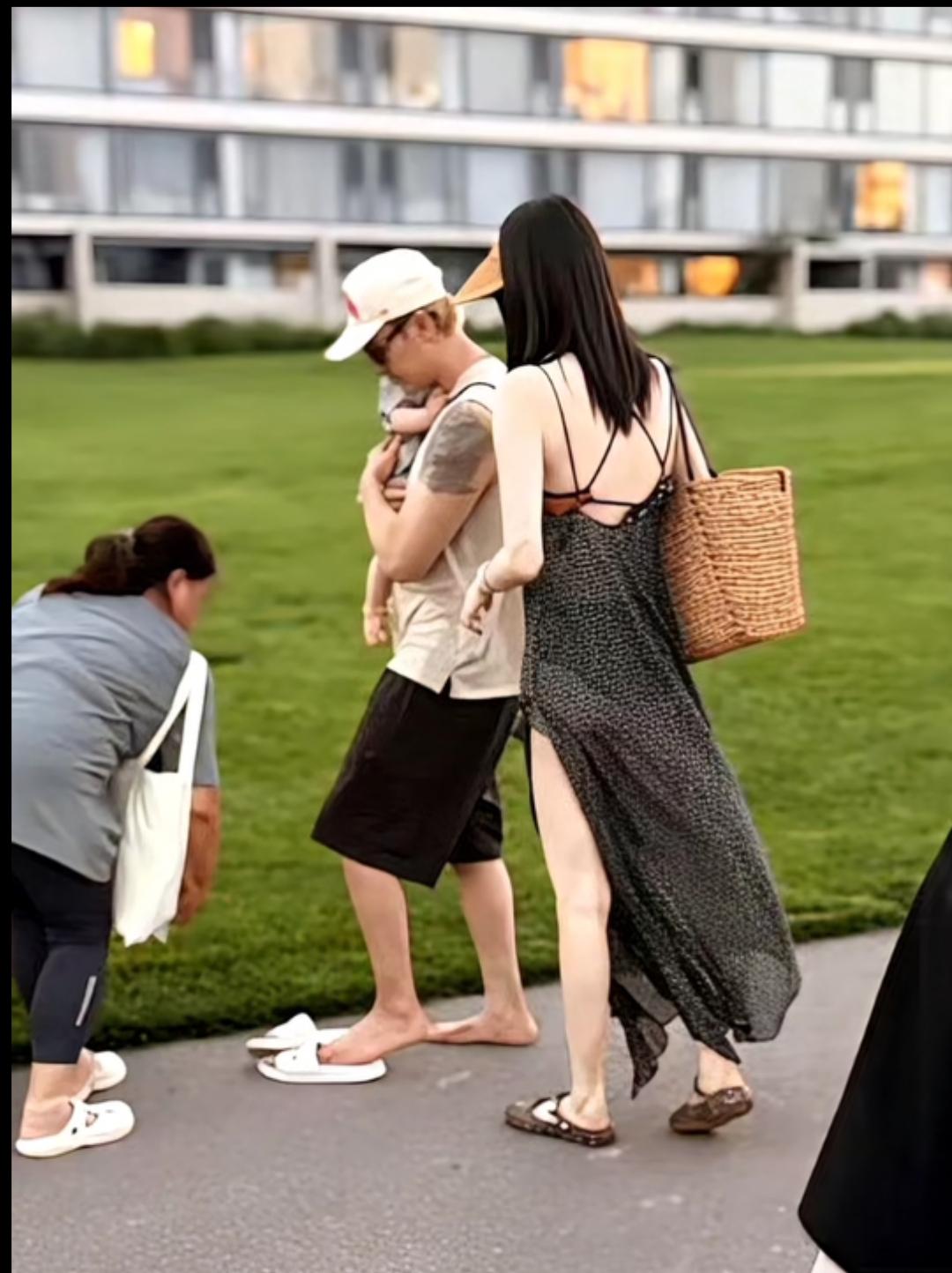 何穗带娃穿衣太少被吐槽，陈伟霆到底爱不爱她？网友说她带娃跟走秀一样，裙子还有