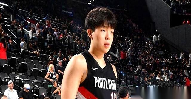 杨瀚森被下放到发展联盟了。就今天，官宣的。但文件上还有后半句：训练完，立刻召