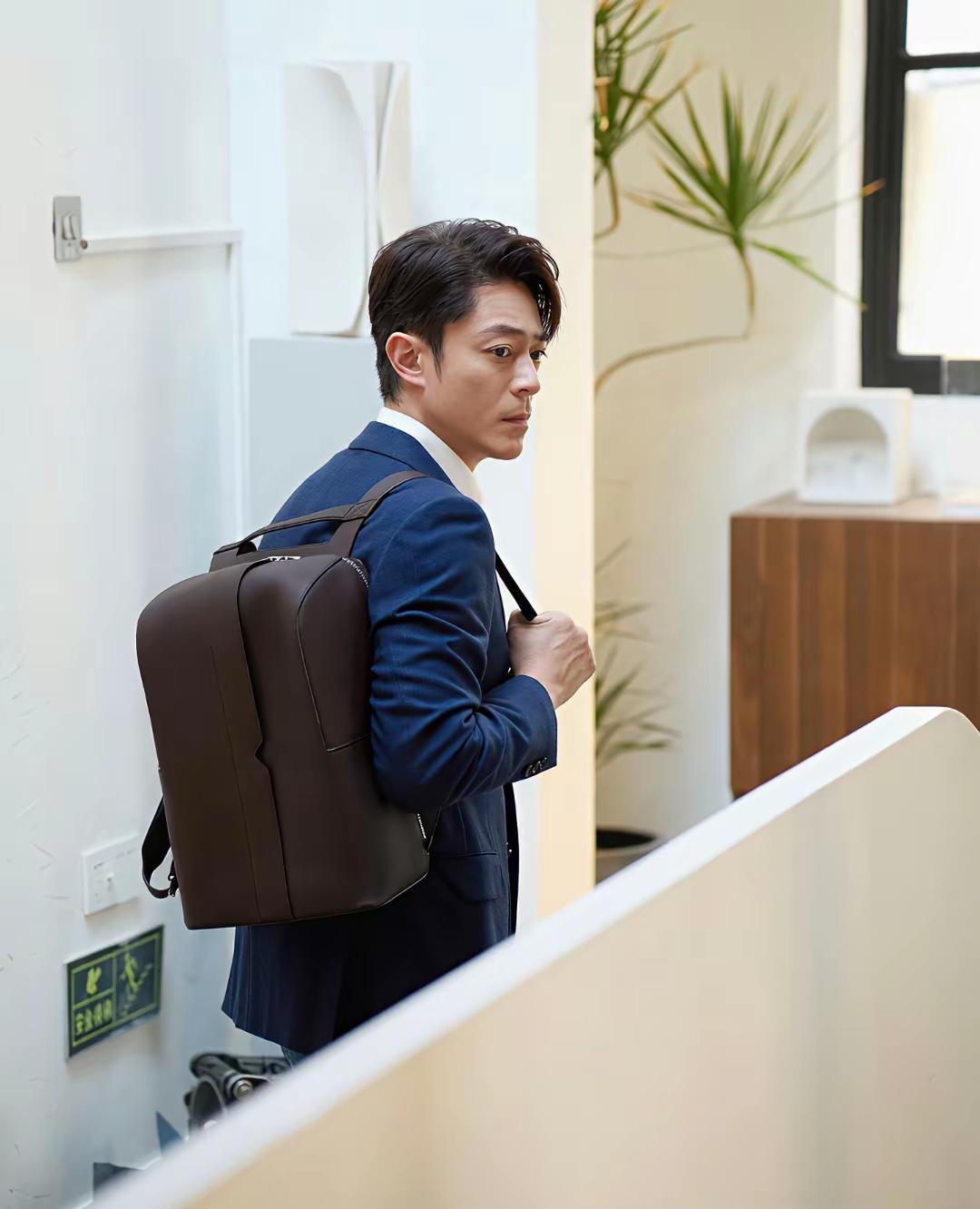 霍建华这“反差感”，藏得也太深了。谁能想到镜头前一脸严肃的“老干部”，会因