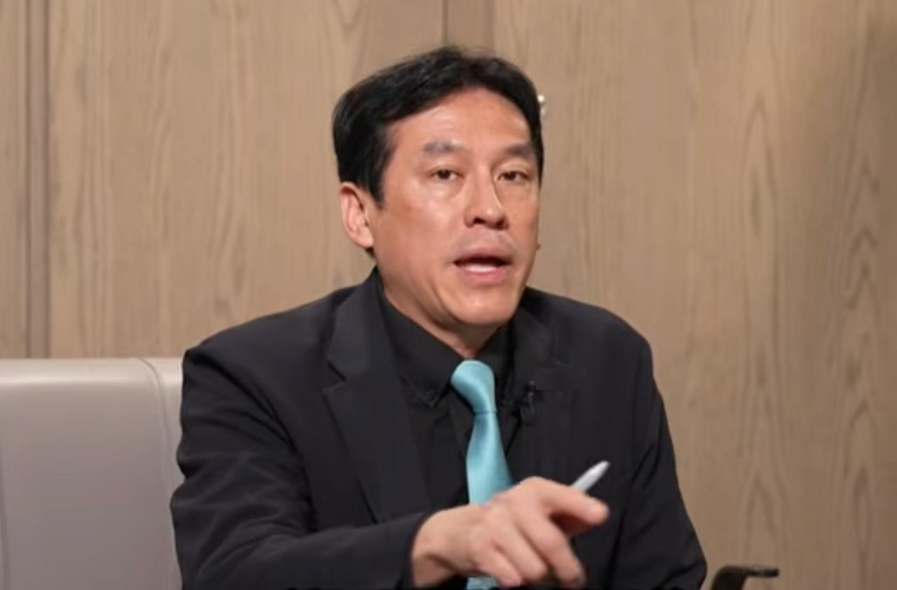 台湾岛内，在特朗普马上到北京访问之际，很多人慌了？为什么？近日，特朗普在启程