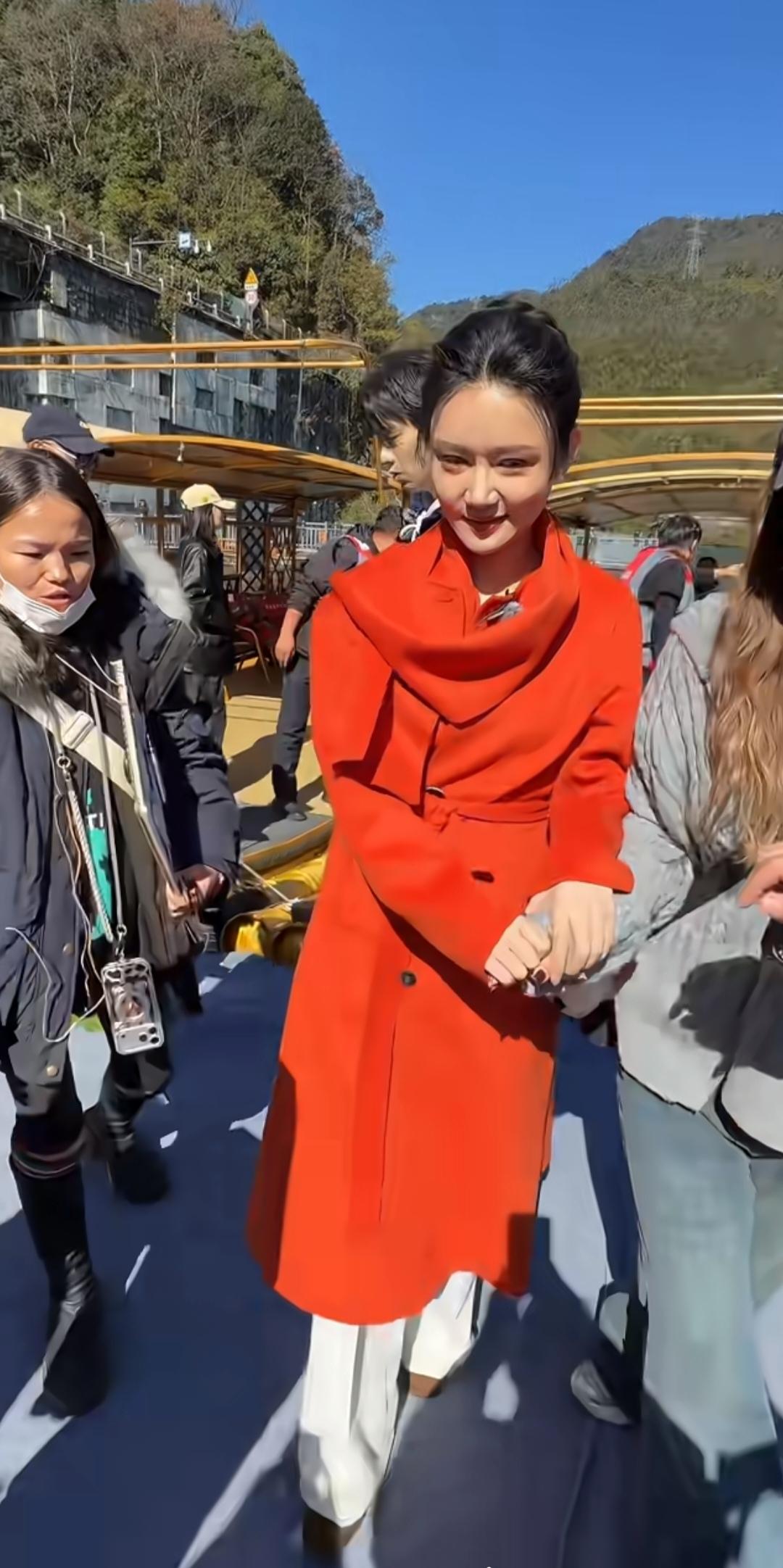 龙洋，红色大衣也太喜庆了。