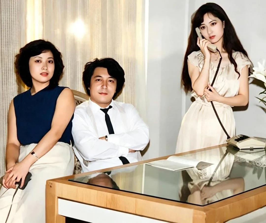 40多年前的三人合影，左边是漂亮的邓婕右边是美丽的陈晓旭，中间这位帅哥是谁？