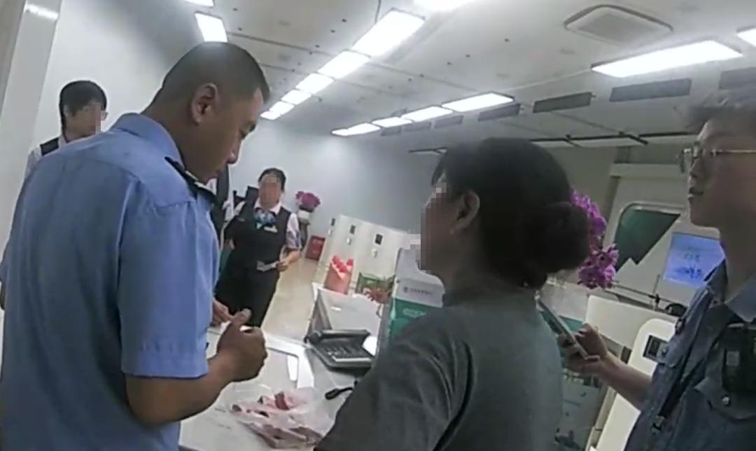 一位大姐带着34000元现金打车，差点全给了骗子。幸好司机师傅机灵，警方动作也快