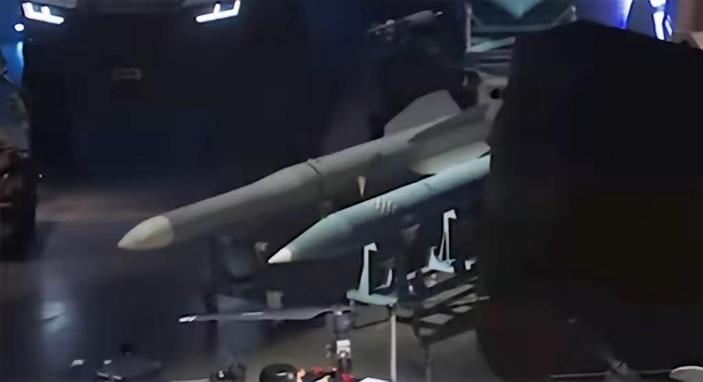 乌克兰终于有了自己的防空导弹。打仗四年了，乌克兰一直被人拿捏。现在总算拿出个