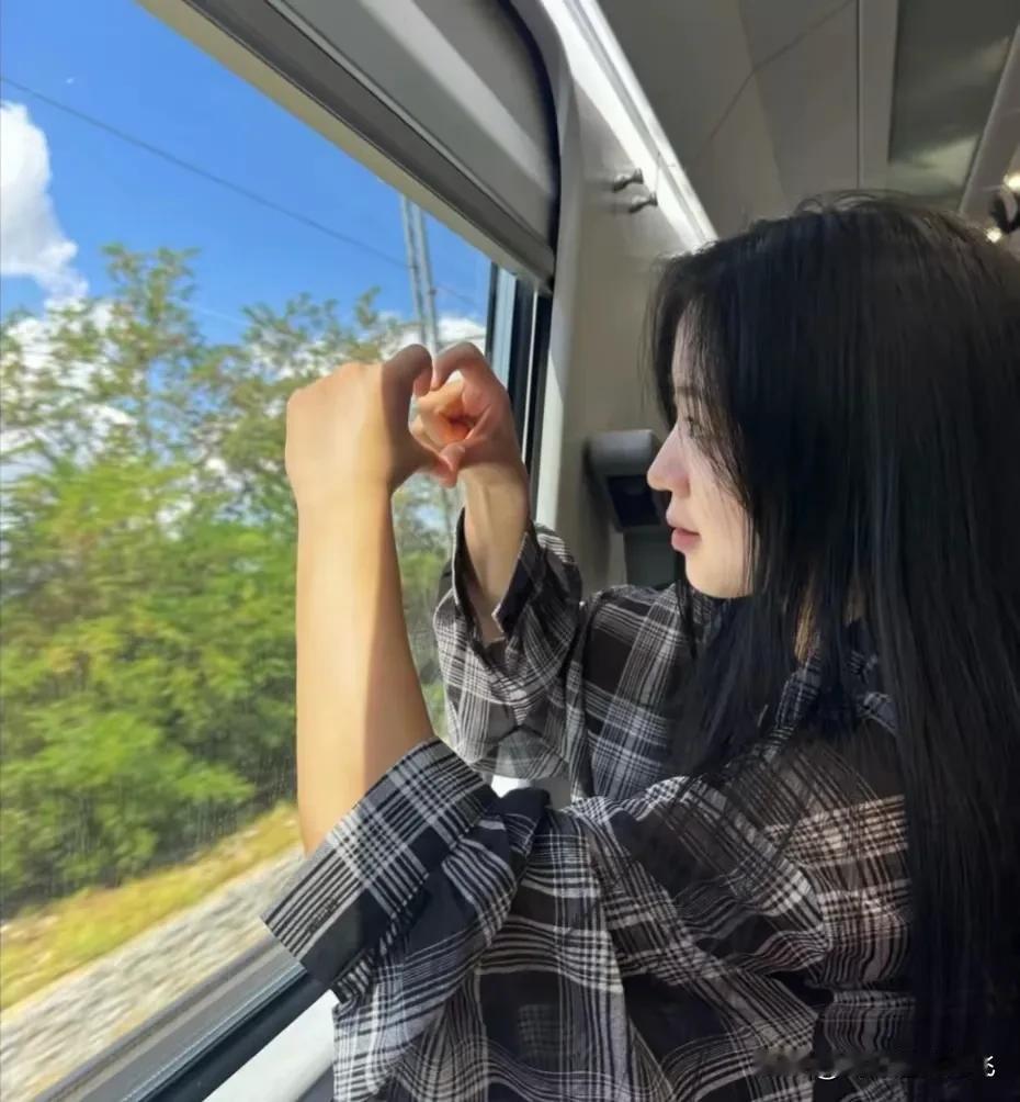 规划一次经济实惠的旅行需要在多个方面进行合理安排，以下是一些建议：前期规划