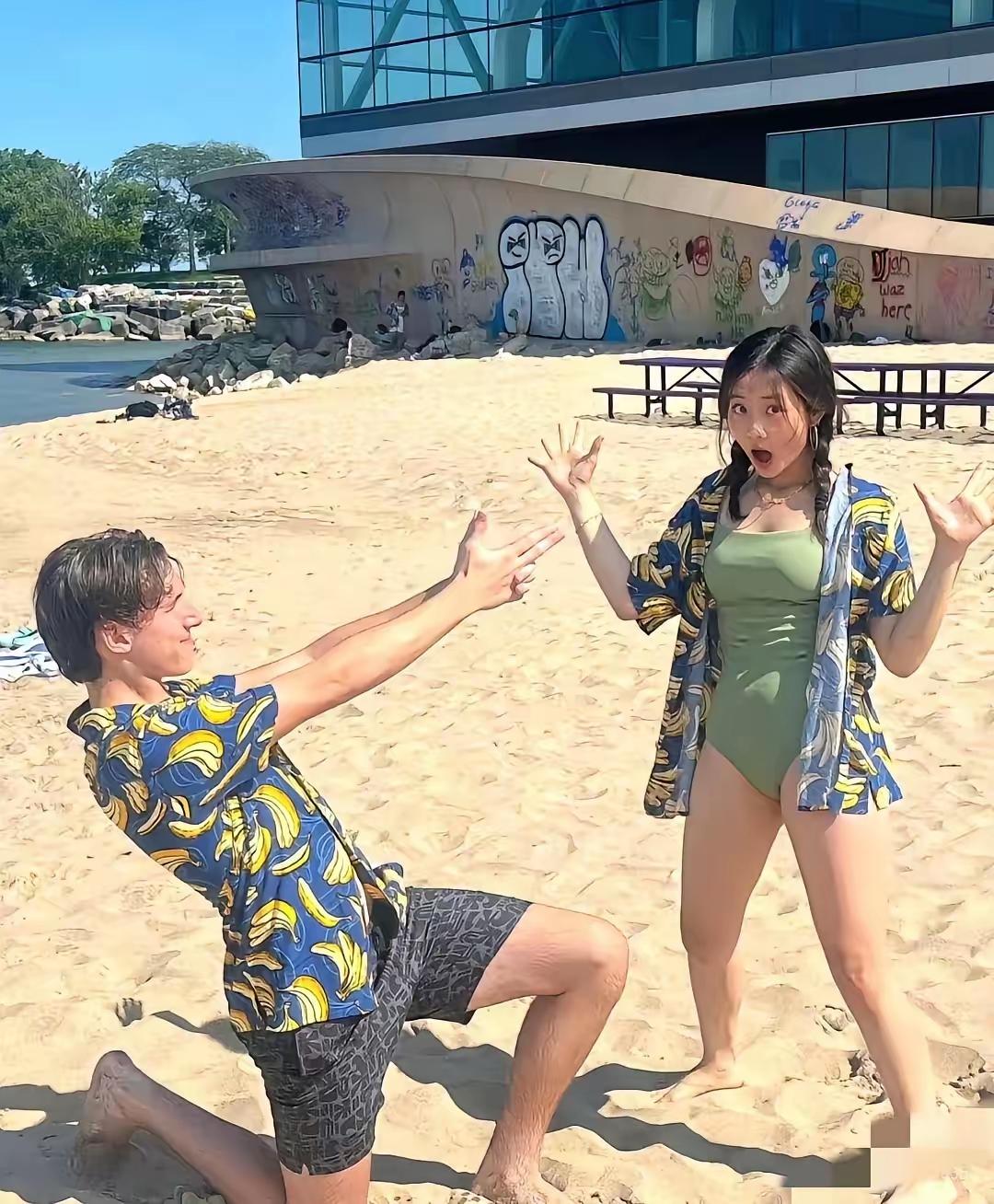 网友扒出，黄磊女儿黄多多，去美国留学！才18岁吧，根本看不到少女味了！在国内