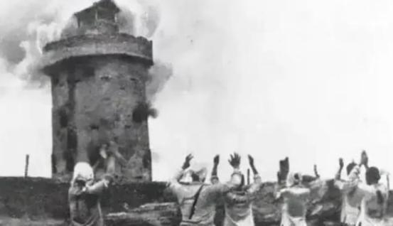 1941年，刘厥兰奉命去炸鬼子碉堡，没想到一时着急把炸药包放错了地方，随着轰隆一