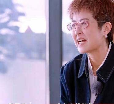 张泉灵对陈梦说：“你怎么找对象啊？”陈梦：“妈妈很着急。”陈梦妈妈叹了口气：“她