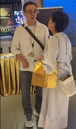 香港老戏骨坚持做丁克不生孩子的77岁刘松仁，步履蹒跚，拄着拐杖，身体状况让人真是