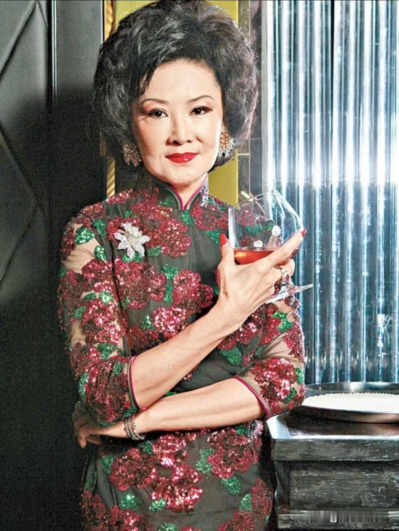 我给老公发信息问他，苗金凤离开了，老公你还记得她吗？就是那个演了一辈子楚楚