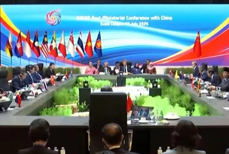 一张图使人热血沸腾，发生在东盟峰会会场，此次东盟会议在马来西亚吉隆坡举行，会场背