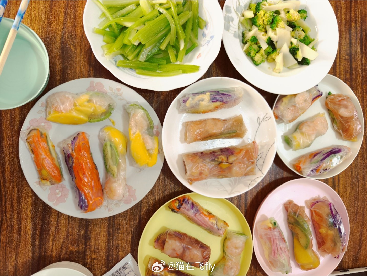 今天午饭是手工春卷很素但看起来好像还不错?