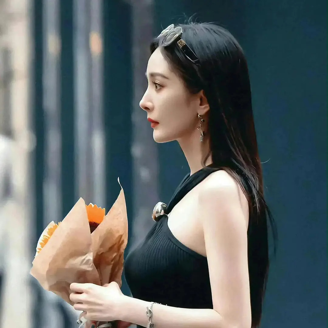 果然美女都拥有同样完美的鼻子