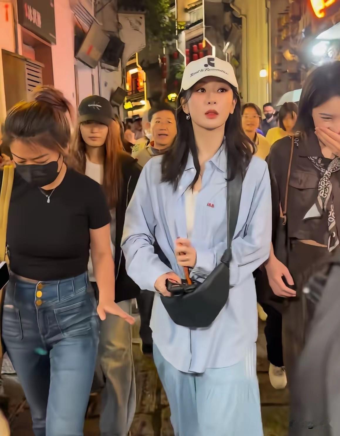 翻看杨紫在宏村的路人随手抓拍生图，才发觉她的颜值一直被严重低估。没有精修滤镜加持