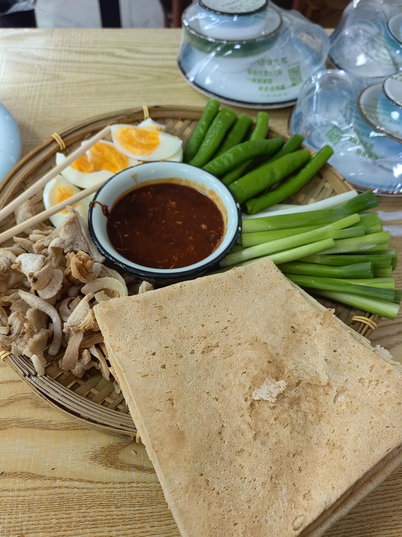 游玩一下万平口海滨风景区。感觉累了，看看下午四点，吃饭去吧。吸取桂林的