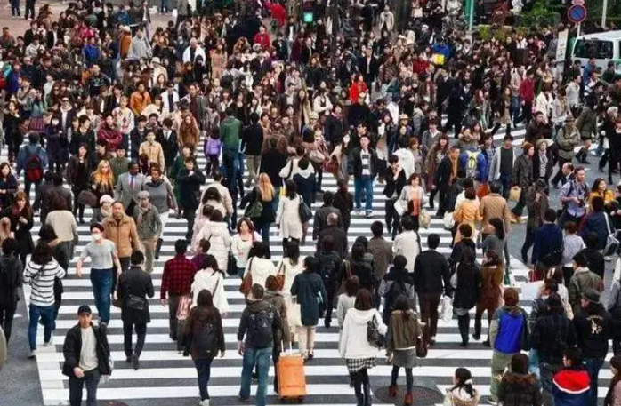 生育大势定了？如果没有意外，明年中国出生人口或将迎来大变化。 2025年全国新生儿792万人，创19