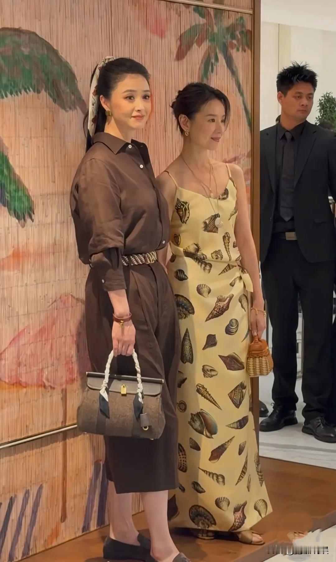 果然女生还是骨架小的占面子，显得年轻。蒋欣和董洁同框出席活动，蒋欣穿着一身咖啡
