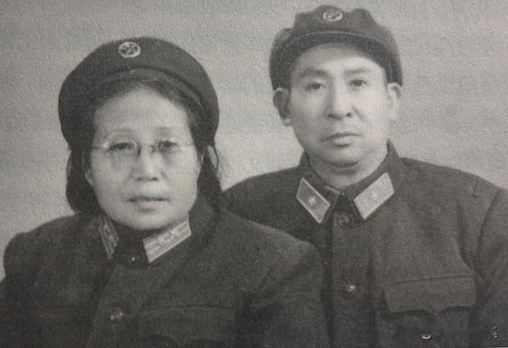 1963年，开国少将刘子云与妻子潘家珍的合影，两人相识于长征过草地的时候，于红军