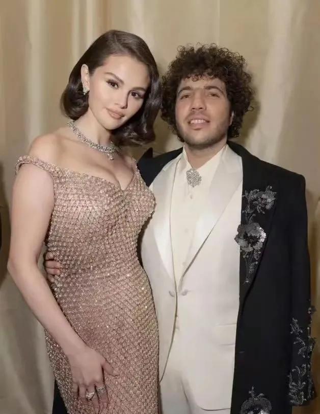赛琳娜马上要结婚了。未婚夫本尼·布兰科，虽然长得丑，但是真有才。他是美国知名