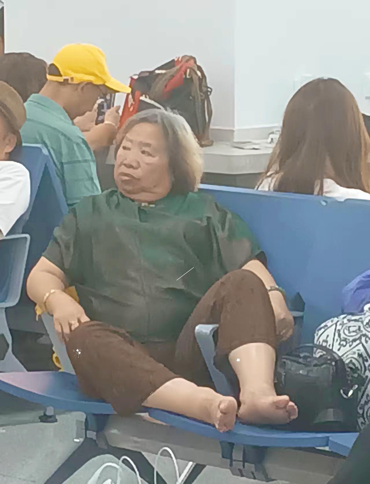 面相凶恶的人，行为也赃。今天晚上在兰州火车站候车，遇到了下面图片上的人，一
