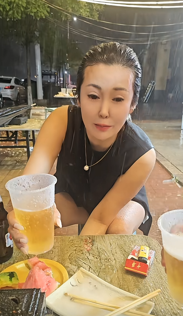 谁走谁买单，但是我想说姐姐们粉底都进啤酒里面了