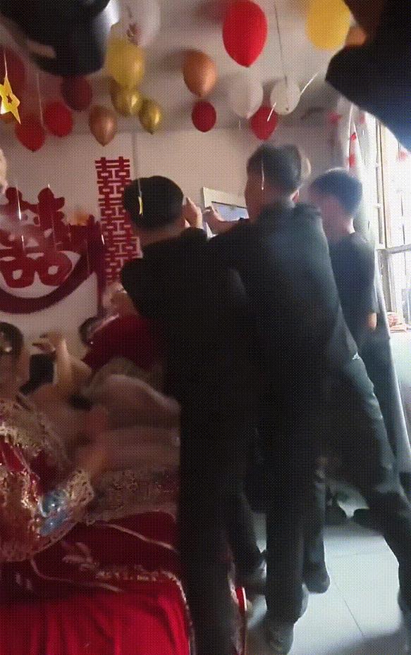 山东菏泽接亲现荒诞一幕！新郎被雪花喷剂喷成“雪人”，当场怒怼。 喜庆婚礼变闹