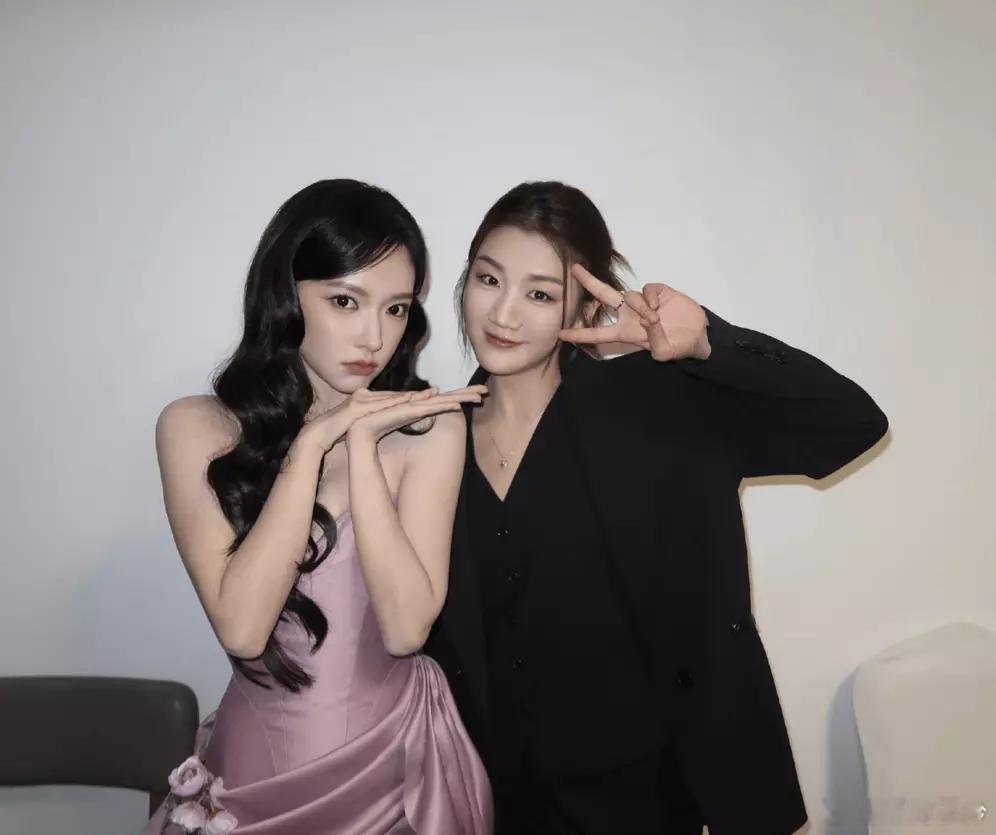 分享娱乐分享娱乐程潇粉紫长裙优雅出镜复古氛围中尽显摩登气质