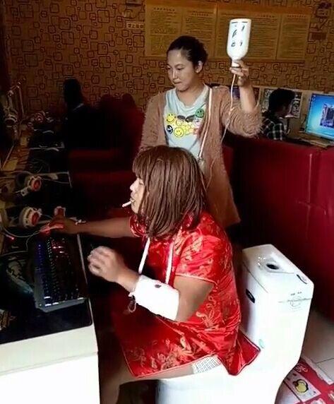 社会新闻:男子穿旗袍在网吧打游戏, 一旁媳妇手