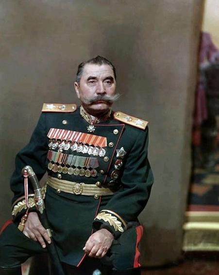 1939年，苏联内务部包围了布琼尼元帅的住宅。在这位驰骋疆场的骑兵统帅手持机枪向