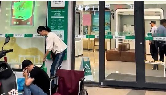农行事件反转了！银行没有问题，而是老人女儿撒谎，5月14日，他们先带老人身份证到