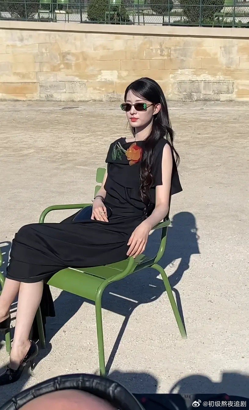 王楚然闪耀巴黎，网友直呼快点减肥