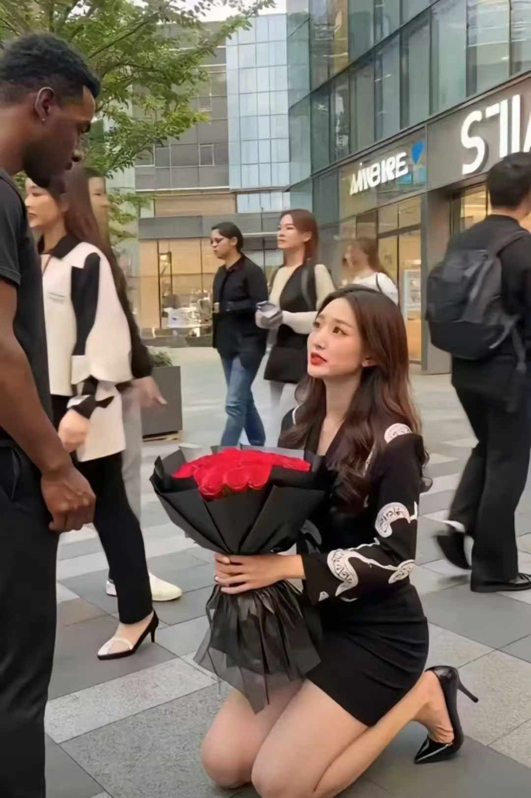 求教大神，这张跪照，是真实照片还是AI合成的啊？