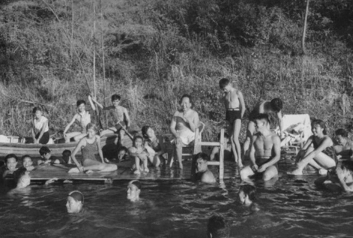 1959年7月12日毛主席在庐山水库游泳。同王任重谈红楼梦贾宝玉。当天下午，老