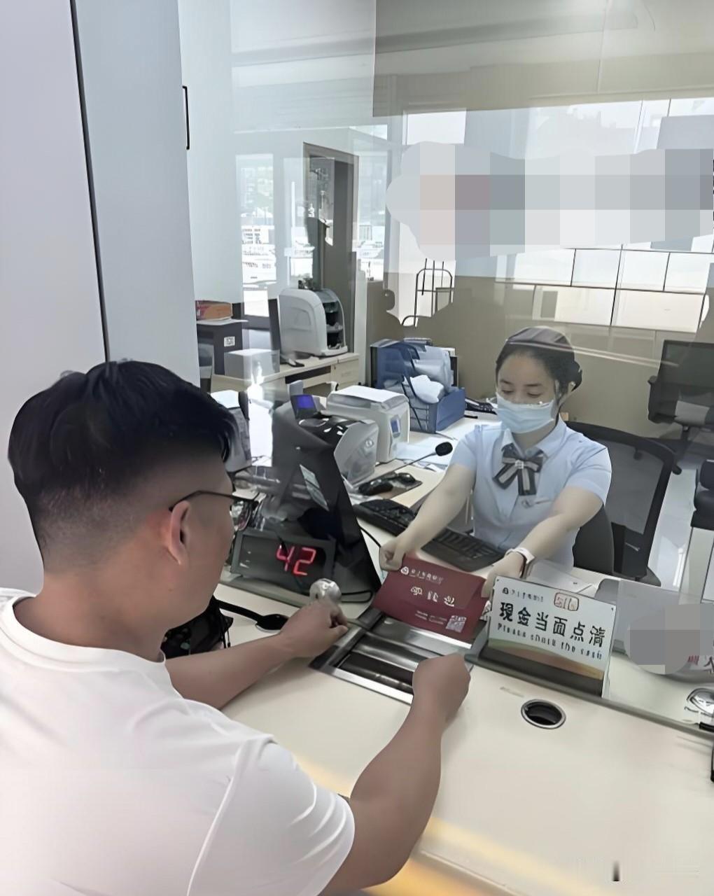 河南南阳，60岁老人家里困难，是低保户，侄子去帮他取低保金时，发现叔叔被贷款20