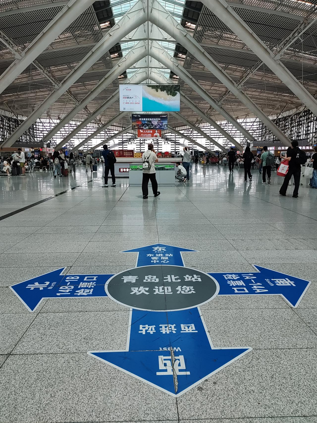 来来往往的人群离开美丽的海滨城市了还会再来的
