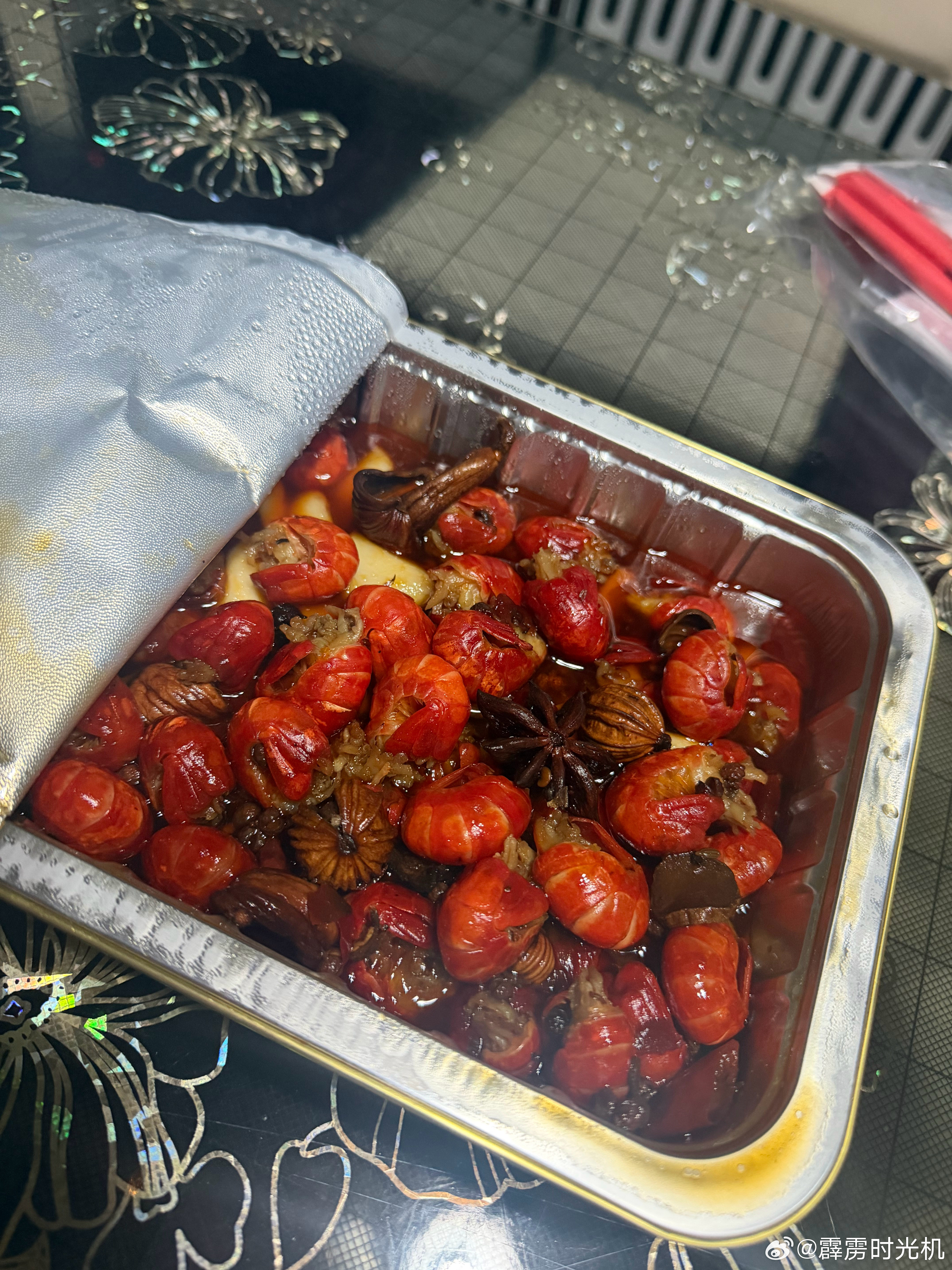 刚才录音，录完了出来拿水我妈说她想吃麻辣小龙虾尾。那能怎么办，我小时候干啥她都满