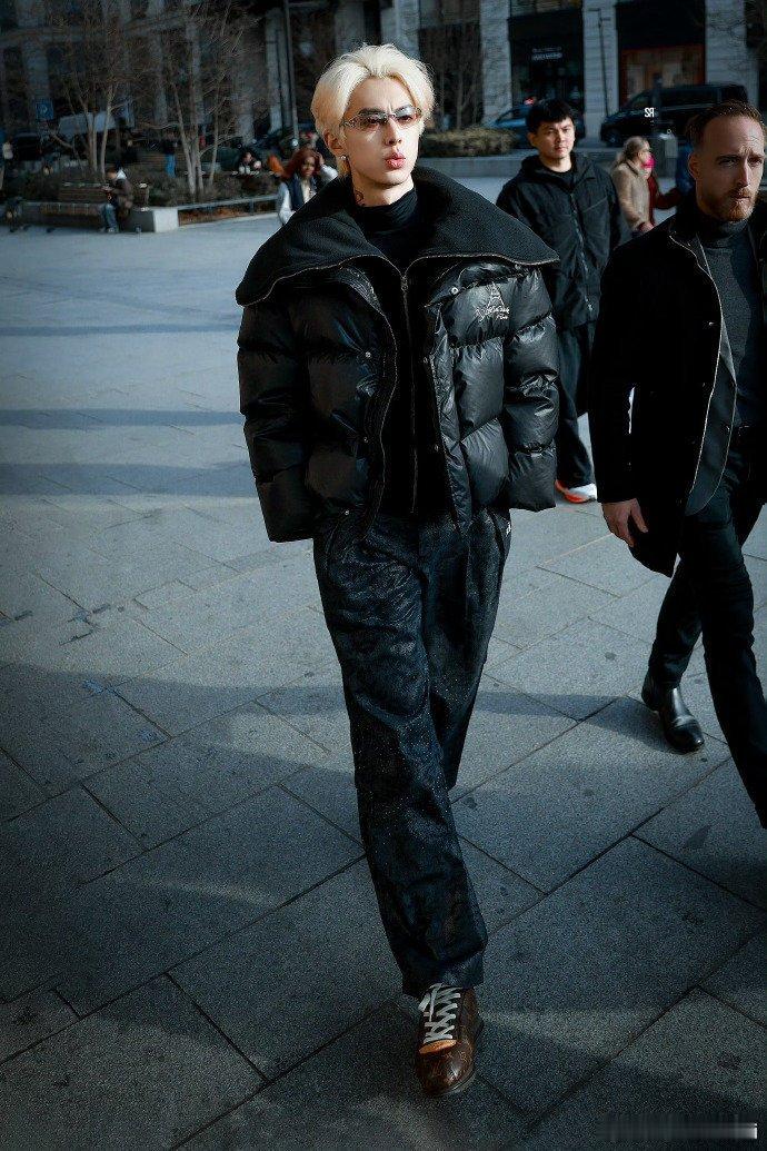 王鹤棣银发小王子袭来，帅哥就是这样什么发色都完美驾驭