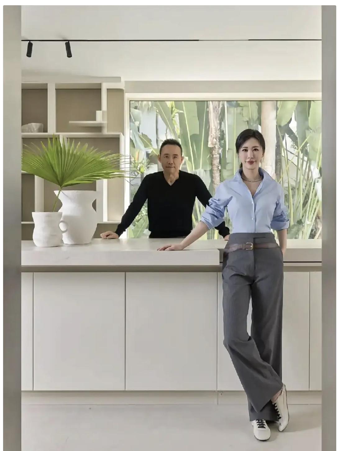 王石太难了，为了配合田朴珺拍深圳海边新别墅内景，竟然把头发染了黑色，用染发剂染的