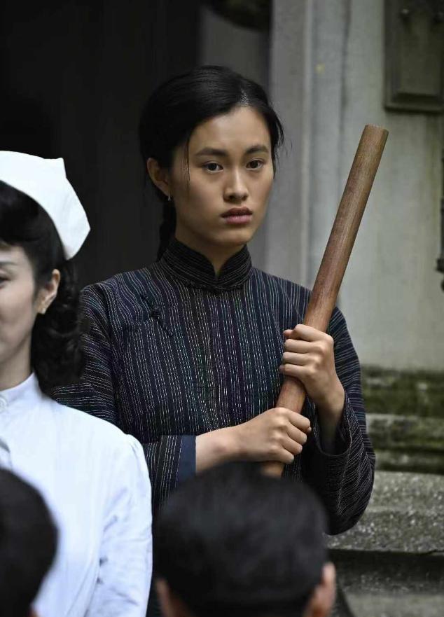 《沉默的荣耀》中，吴公馆的仆人阿兜，导演好几次把特写镜头给到她，这绝非偶然。因为